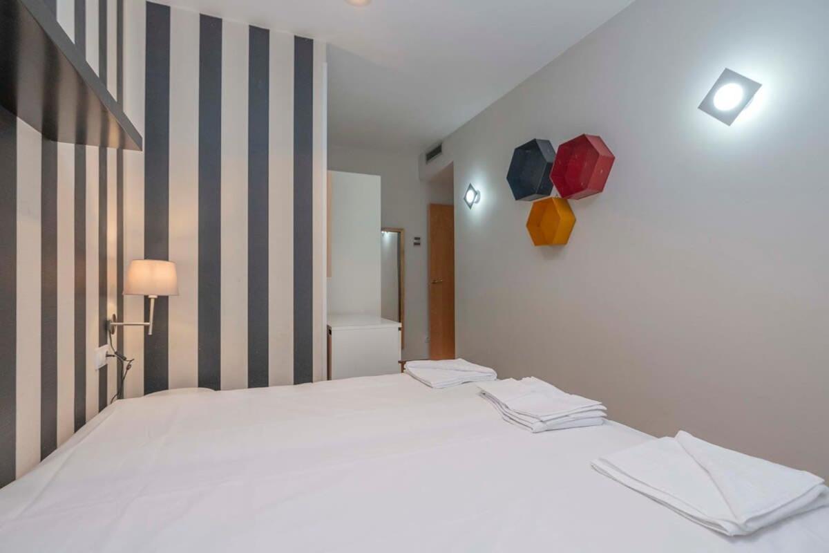 2 Bedroom Duplex Apartment With Balcony 4-3 Barcelona Exterior foto