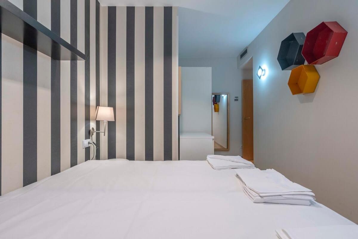 2 Bedroom Duplex Apartment With Balcony 4-3 Barcelona Exterior foto
